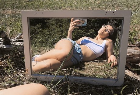 Mikah Tia model picture