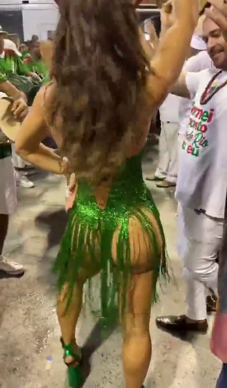 Paola Oliveira perfect star image