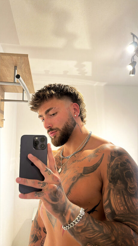 SAM naked star picture