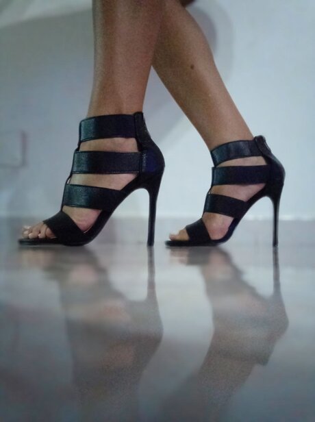 NonSoloPiedini erotic model img