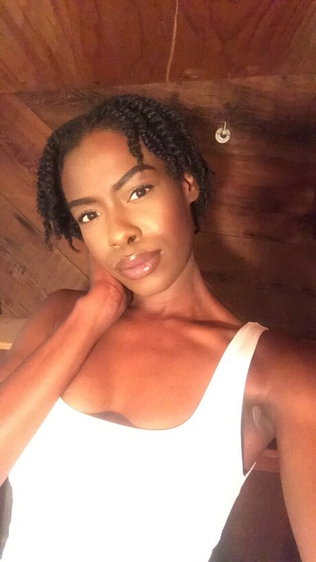 GLAMNATURENEXTDOOR exclusive actress picture