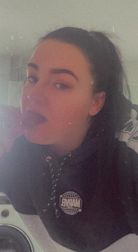 Kazza model hot galleries