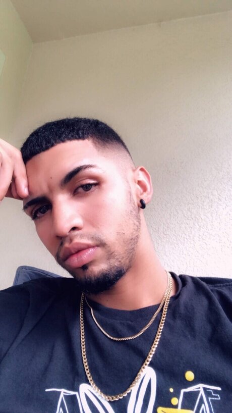 Skinnylongg_ pornstar erotic pic