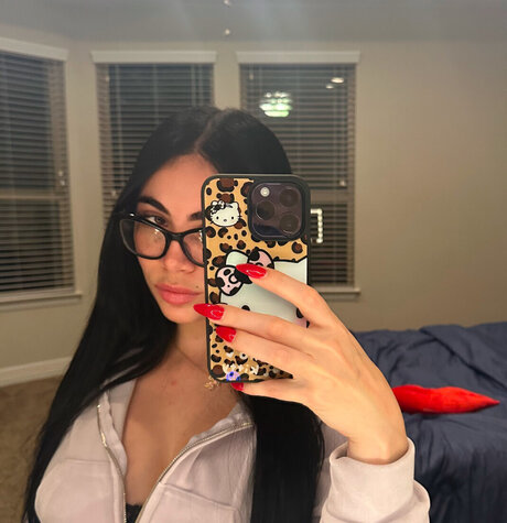 Mercedes_ sexy model image