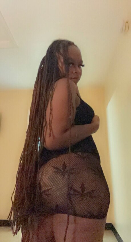 BigBootyBre_ nice model pic