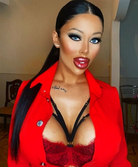 Lara Frost Fansly pornstar exclusive pics