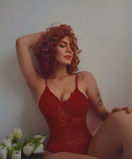 Foxy Bellyne pornstar erotic photos