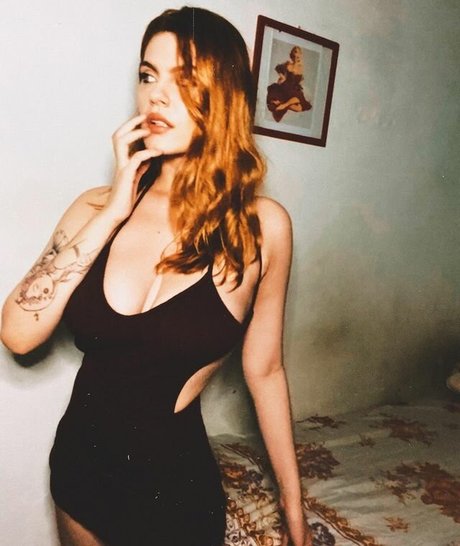 Foxy Bellyne model xxx pics