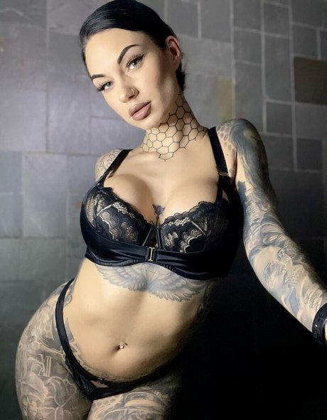 Bee Phillips pretty pornstar archive