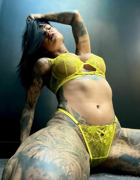 Bee Phillips model sexy picture