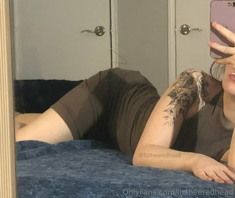 liztheeredhead nude model pic