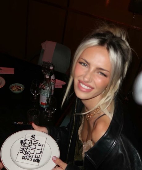 Delilah Belle Hamlin sexy model gallery