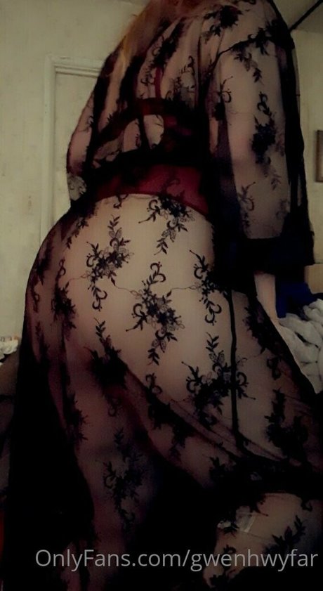 gwenhwyfar sexy model photo