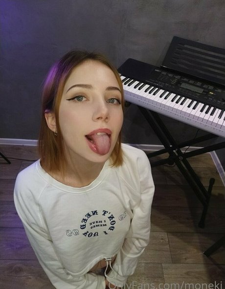 moneki adult model image