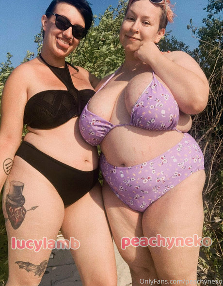 peachyneko model erotic photo