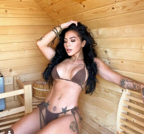 lilkymchiii naked pornstar pic