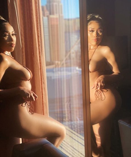 natrl pornographic model picture