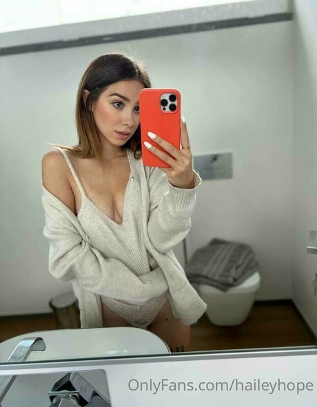 HaileyHope art model img