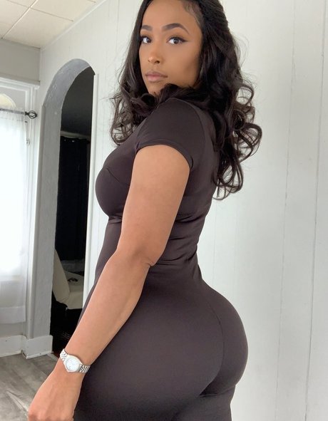 Robyn Banks nice model img