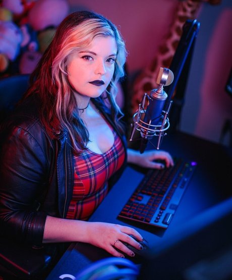 Meg Kaylee naked model image