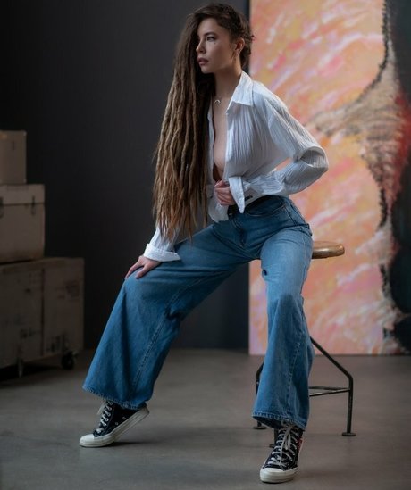 Hanna Mykhailova model art galleries