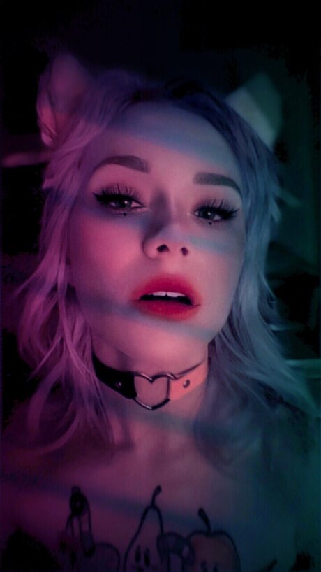 KIRA ROLLER beautiful star pics