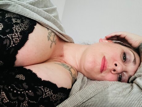 DarkHairedTemptress pretty star image