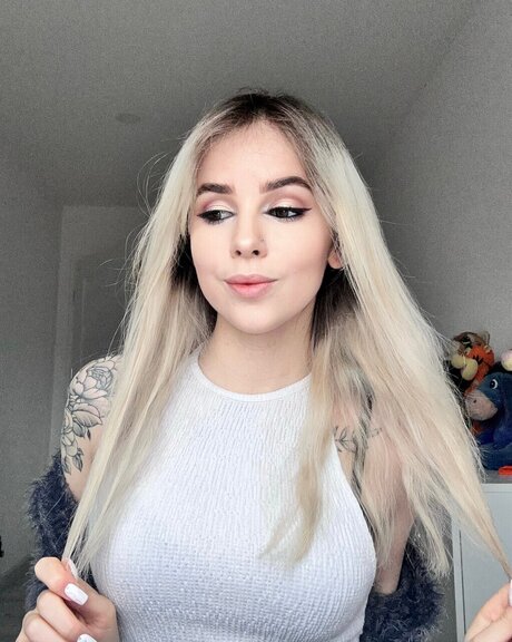 lindsey pornstar hd pic