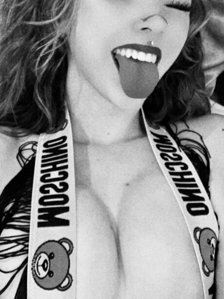 M O X I E erotic model archive