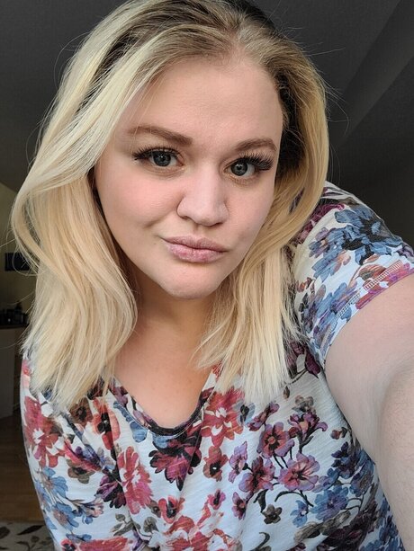 Pearl Nova model nude pic