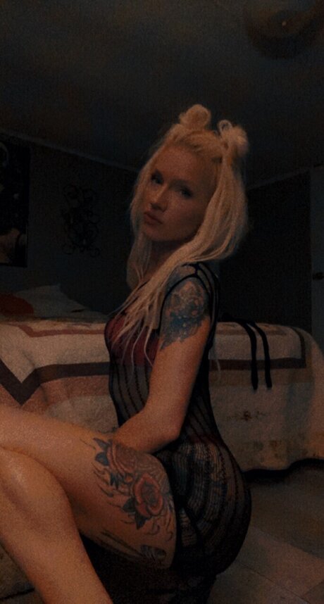 TrailerTrashBaddie model sex pics