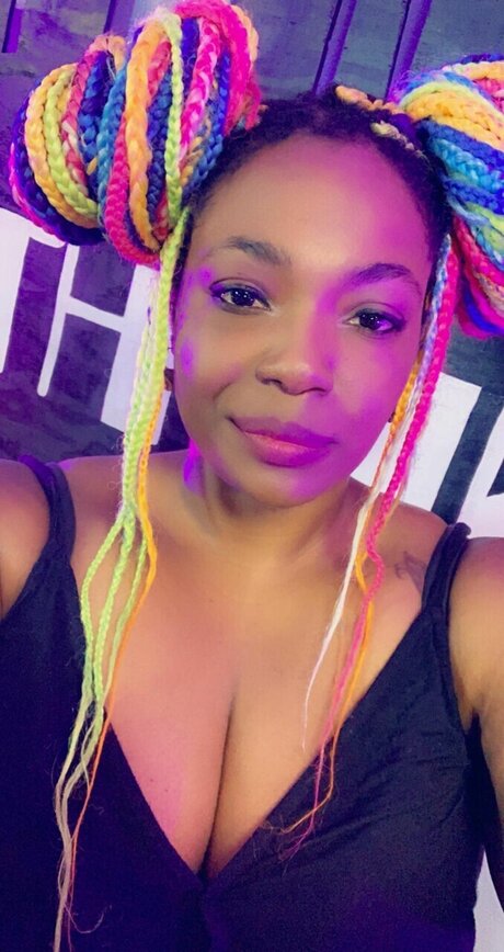 MzBree star nude img