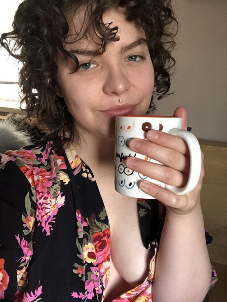 Suzie Sexagon star high quality image