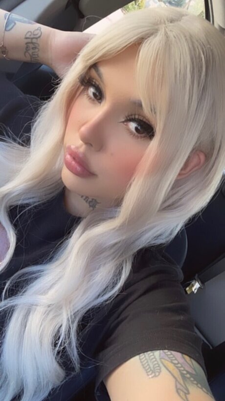 Kellyybell pornographic model image