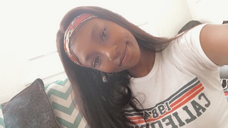 Kahmelia sexy model picture