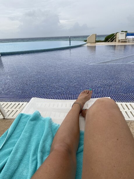 Barefootblonde free model picture