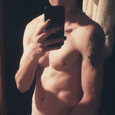 AlphaInvictus star nude photo