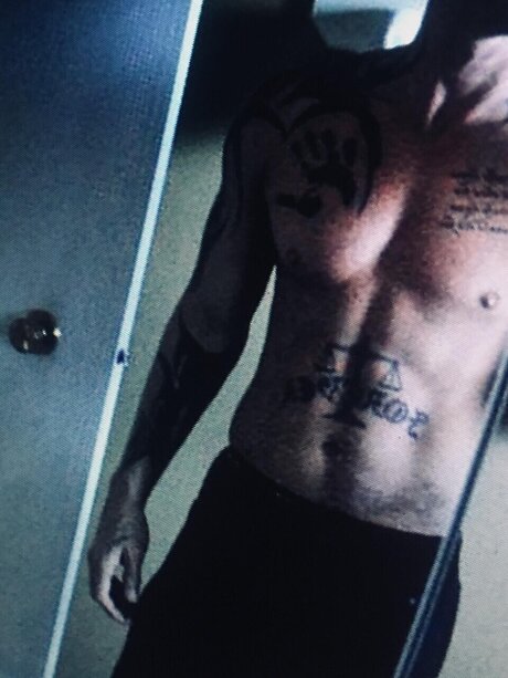 Hellbilly star nude photo