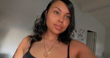 Anique hooks pretty actress pic