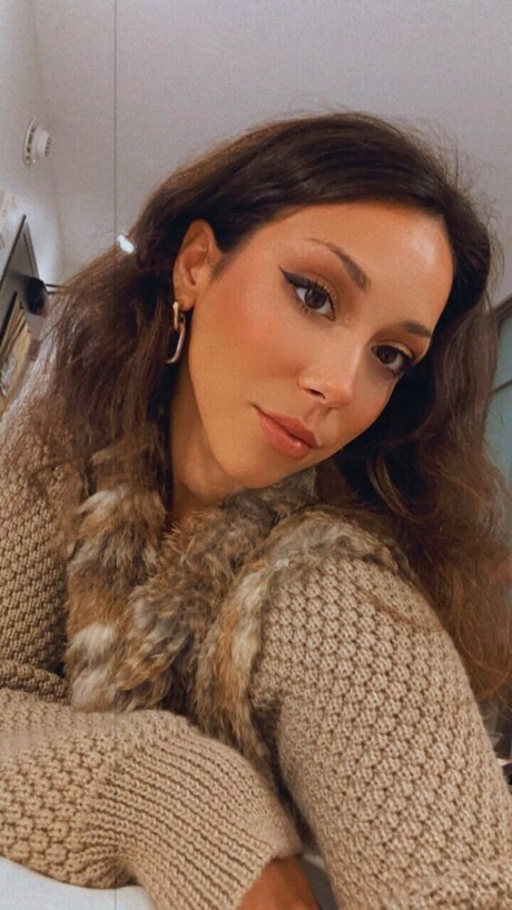 PrettyGirl NeckCracks model beautiful pictures