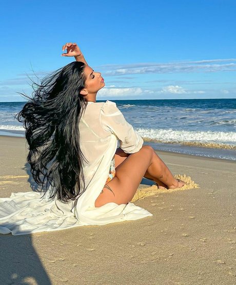 Bianca Leao hot actress photos