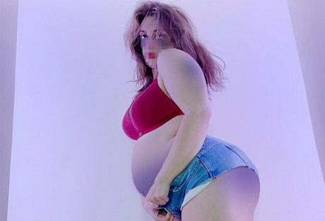 poppykoch hot model image