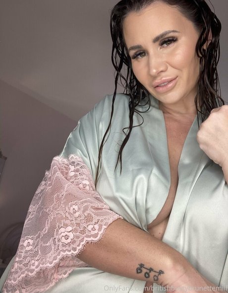 britishbustybrunettemilf model top gallery