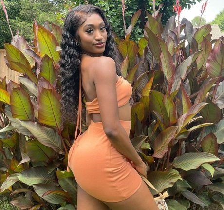 ItsTavvi model perfect images