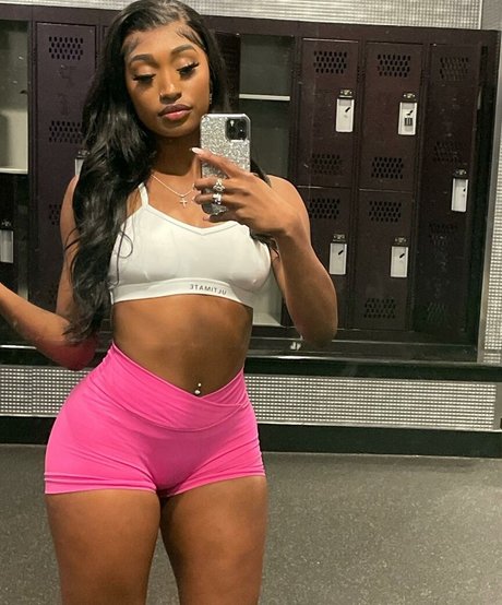 ItsTavvi model erotic gallery