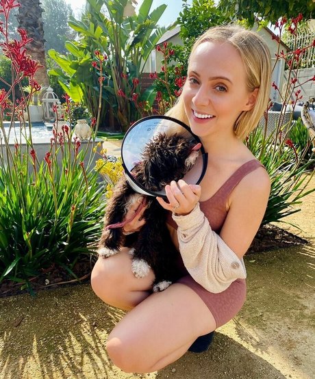 Madilyn Bailey model free pictures