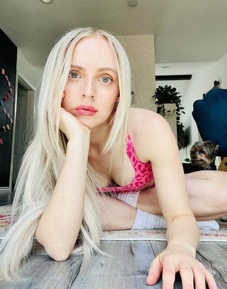Madilyn Bailey star naked picture