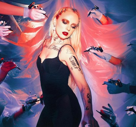 Madilyn Bailey art star images