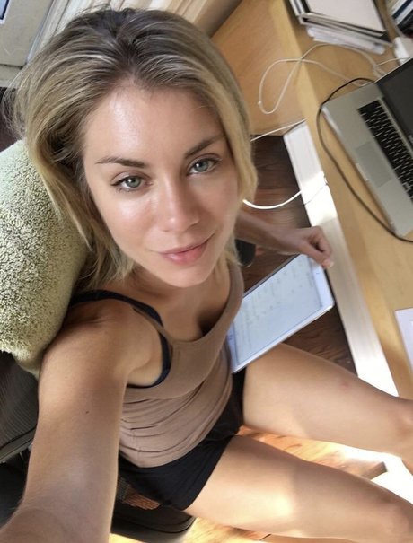 Jennifer Holland xxx model image