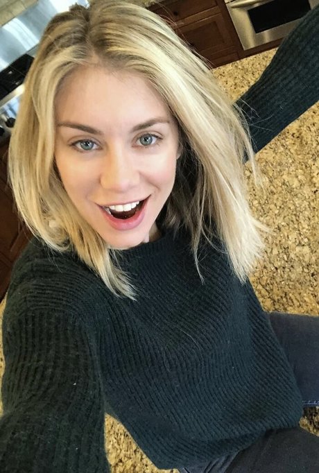 Jennifer Holland star free photo